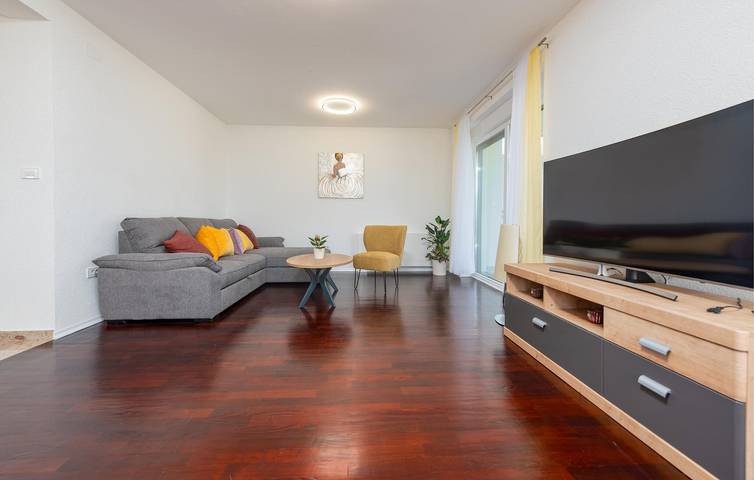 Geräumige 145 m² große Wohnung mit Pool, Terrasse und 2 km Entfernung zum Fluss Bogdanica in Gospitsch, Lika-Senj