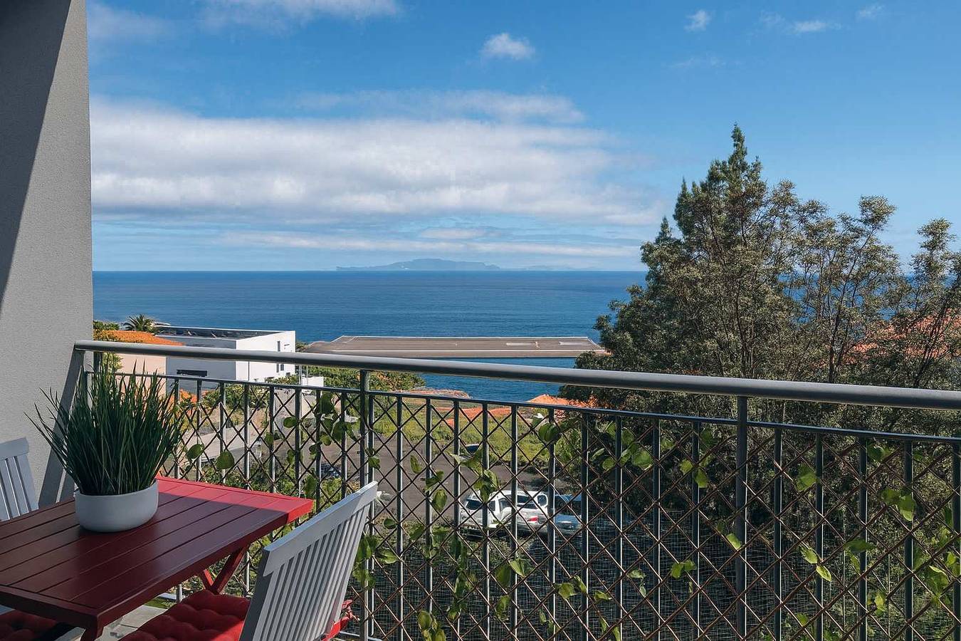 Apartamento inteiro, Ocean-View Apt in Machico w/ Balcony & Parking in Água de Pena, Madeira
