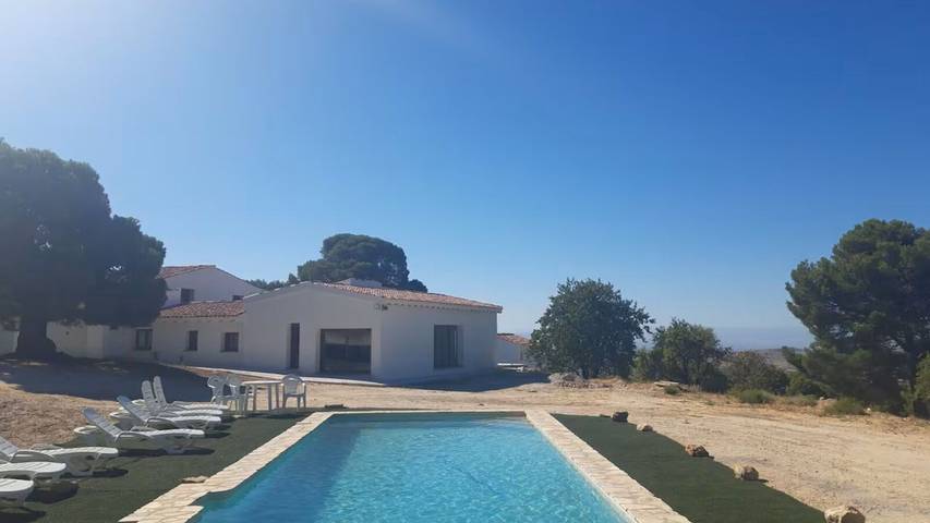 Casa de vacaciones para 26 personas, con balcón/terraza y piscina en Castril