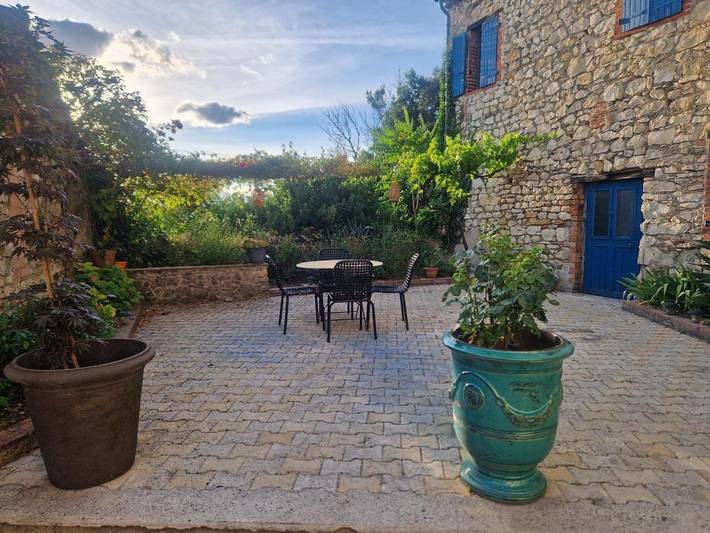 Location de vacances pour 3 personnes, avec Terrasse ainsi que Jardin et Vue à Saint-Privat-des-Vieux