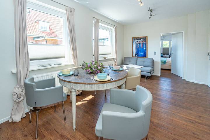 Ganze Wohnung, Zentrale Ferienwohnung für 2 Personen mit Parkplatz in Strandnähe. in Westerland, Sylt (Gemeinde)