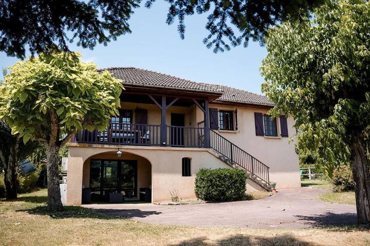 Location de vacances pour 7 personnes, avec Terrasse ainsi que Jardin et Piscine à Gagnac-sur-Cère