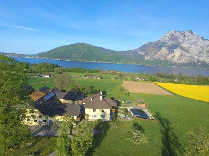 Ferienwohnung für 6 Personen, mit Balkon und Terrasse sowie Garten und Pool in Altmünster