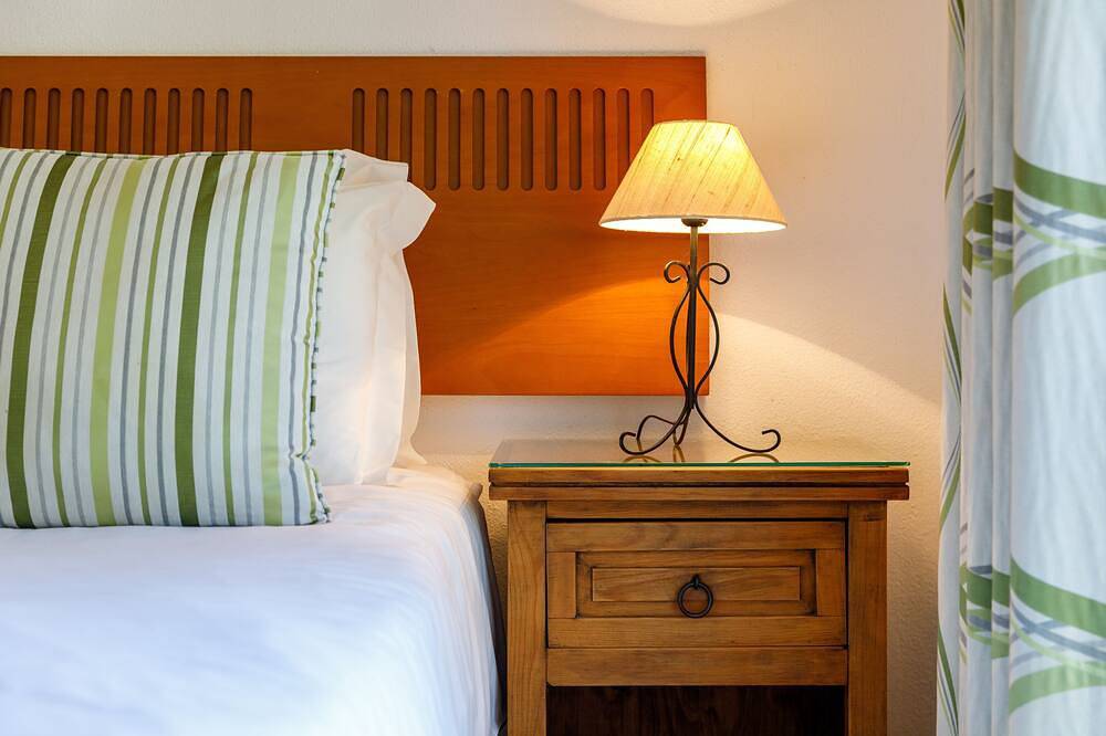 4 Bedrooms all en-suite, magnificent garden and pool area in Vale do Lobo, Almancil