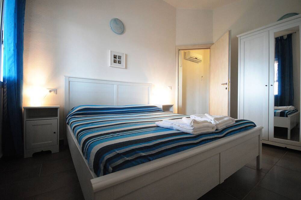 Appartement entier, Avec vue sur kl. Piscine et jardin exotique, à 1,5 km de la plage de sable in Orosei, Golfe d'Orosei