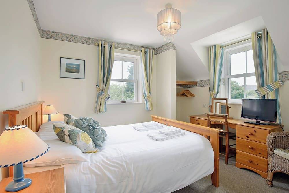 7 bedroom accommodation in Acton, near Langton Matravers in Dorset