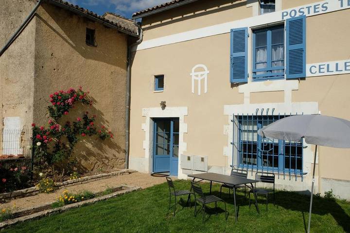 Location de vacances pour 3 personnes, avec jardin à Celle-Lévescault