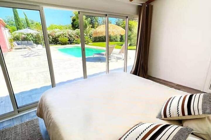 Villa avec piscine 12 personnes proche hyères. in La Crau, Côte méditerranéenne (France)