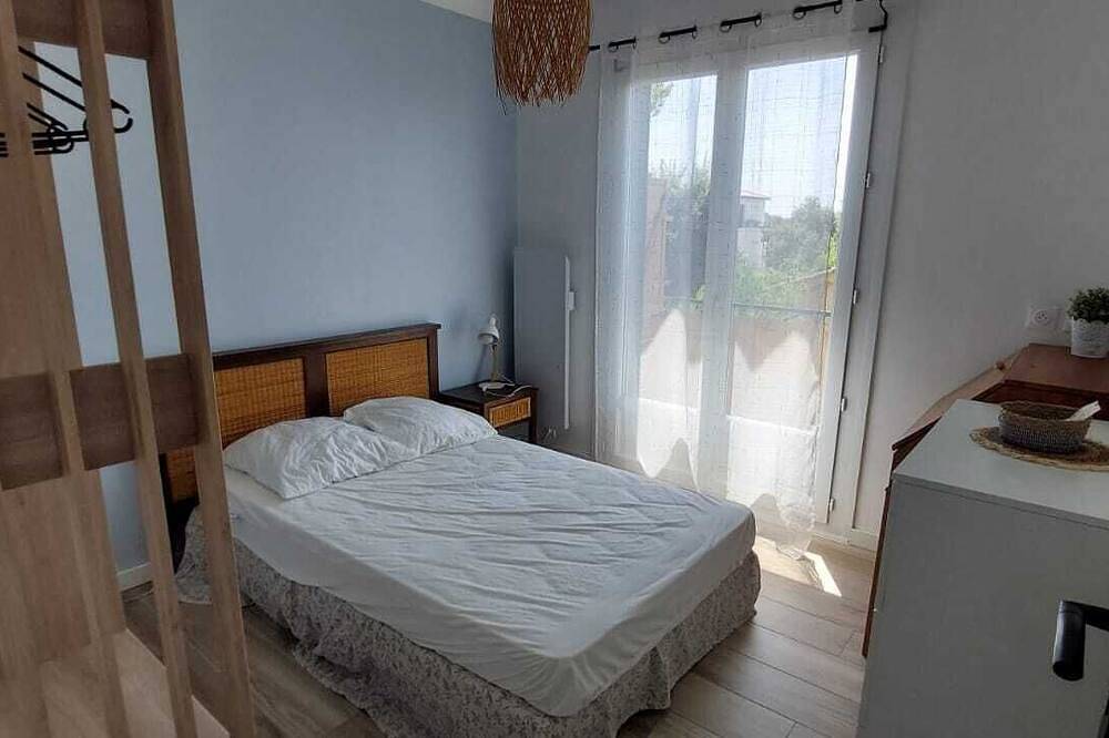 1.5 km from \"plage de la Garde\" Top of Villa with private garden and barbecue area in La Garde, Toulon region