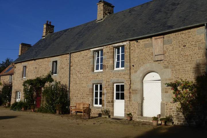 Gîte pour 4 personnes, avec jardin à Champcervon