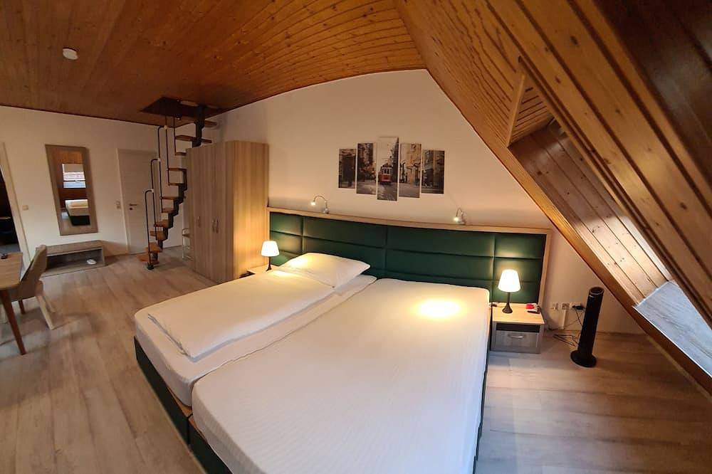 Ganze Wohnung, W4, Ferienwohnung mit Klimaanlage, 2 Schlafzimmer mit 4 Einzelbetten. in Hüllhorst, Wiehengebirge