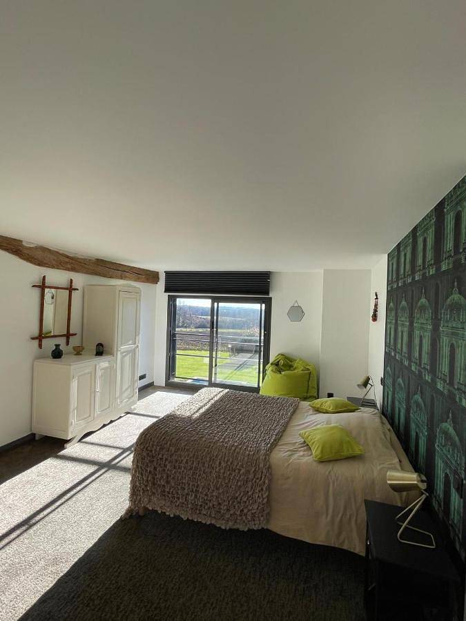 Location de vacances pour 6 personnes, avec Terrasse ainsi que Piscine et Vue à Magnac-Bourg