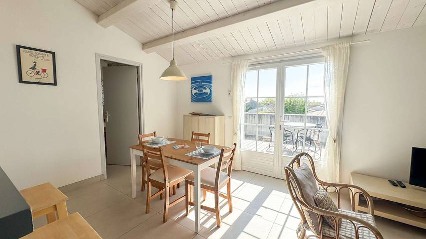 Entire holiday apartment, Pretty apartment with a view of the bell tower in Ars-en-Ré, Ile de Re