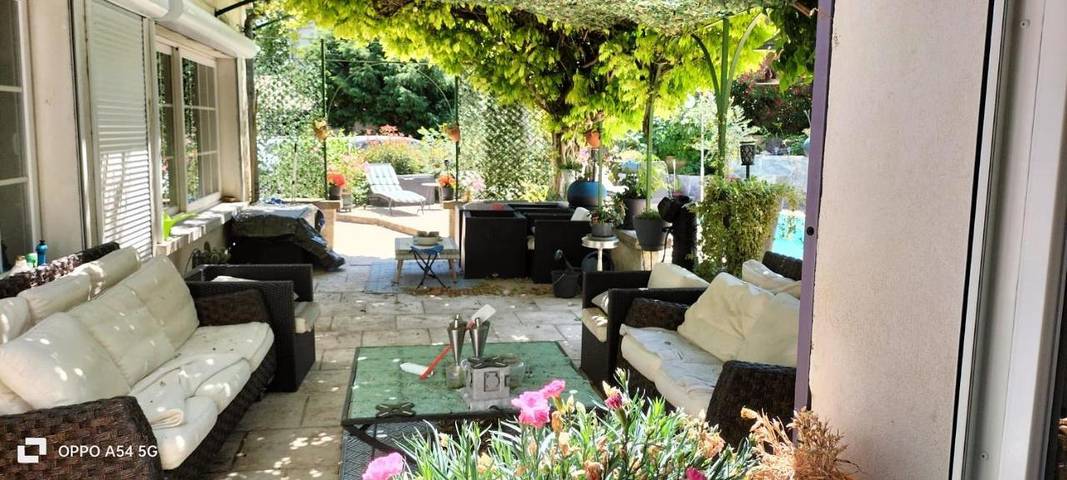 Chambre d’hôte pour 4 personnes, avec Terrasse et Jardin ainsi que Piscine et Vue