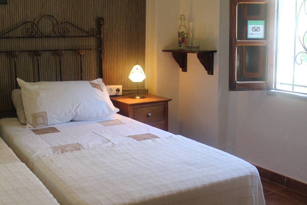 Cabañas Casa La Nuez, amplios cuartos de baño, conexión Wi-Fi gratuita, terraza, piscina, jardín in Almedinilla, Sierras Subbéticas