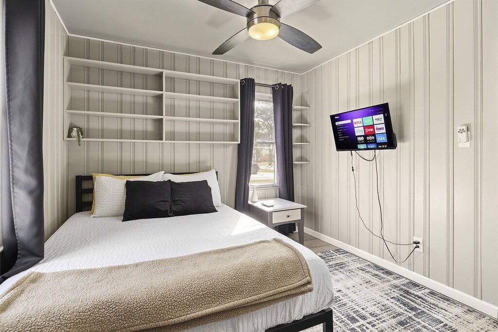 Great Location! Cozy Home with Huge Backyard in Macomb County