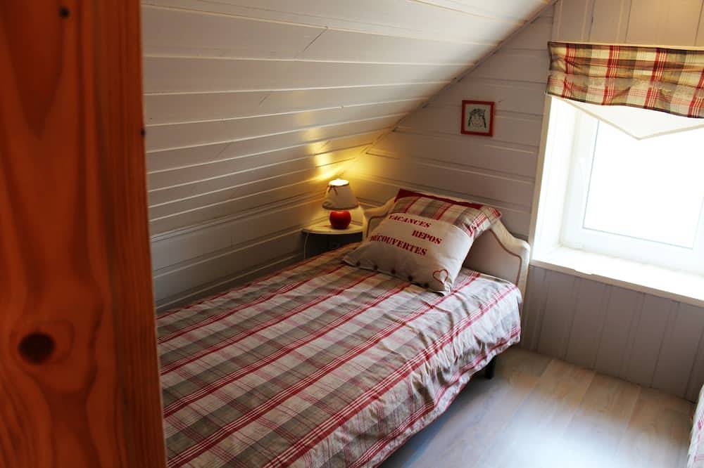 Frehel: Petite longère de granite rose, nommée \"La cabane à bois\" in Fréhel, Région de Dinan