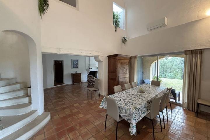 Location de vacances pour 10 personnes, avec terrasse ainsi que jardin et piscine à Lambesc - 3