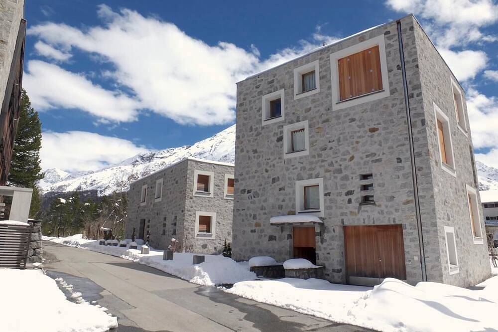 Ganze Wohnung, Moderne, helle 1½ Zimmerwohnung mit schönem Balkon in sonniger, ruhiger Lage im in Bregaglia, Engadin