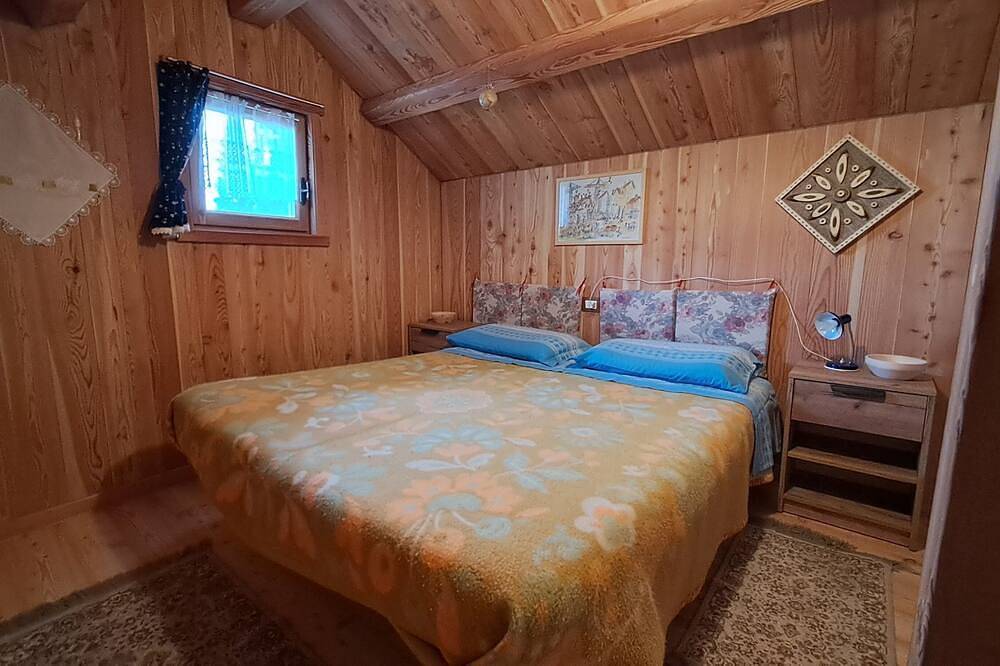 Cozy Chalet surrounded by greenery and secluded at the foot of the Dolomites in Mezzano, Cimonega-Gruppe