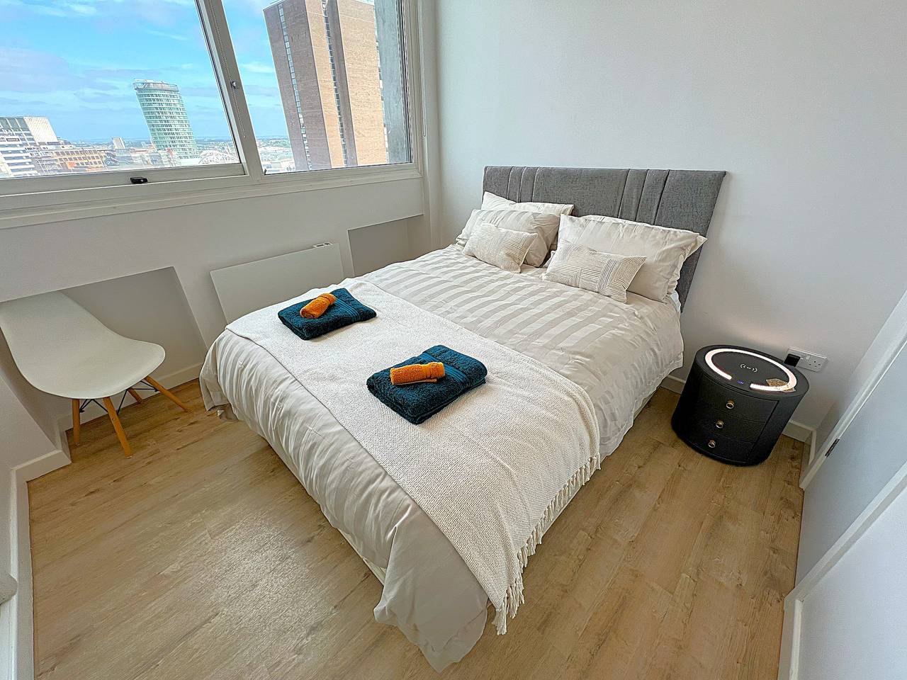 Entire vacation apartment, City Centre - Sleeps 4 & Free Parking in Birmingham, Birmingham Area