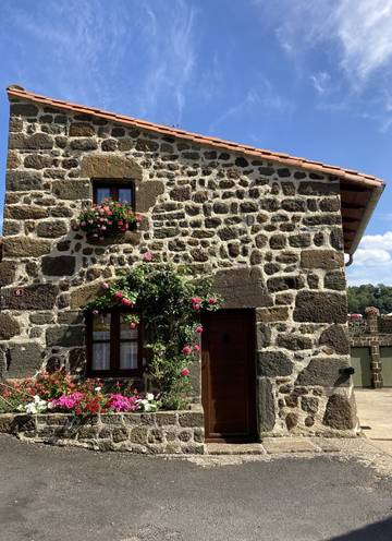 Gîte pour 4 personnes, avec terrasse à Polignac