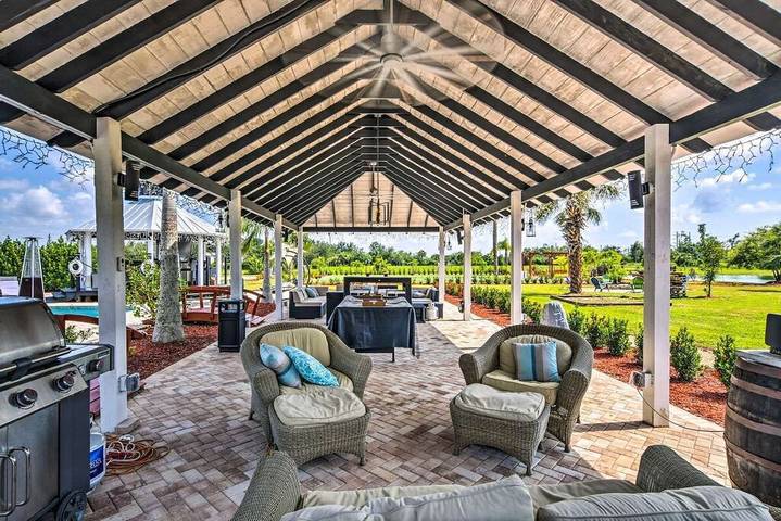 Vacation rental for 26 people, with yard and hot tub in Bonita Springs