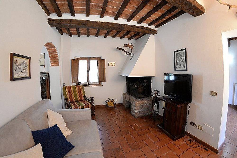 Villa Fattorina Grande: A spacious and welcoming age-old estate surrounded by the greenery, with Free Wi-Fi. in Chiusi, Chianti