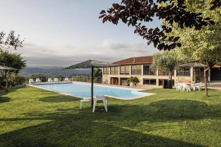 Casa de férias para 12 pessoas, com vista e piscina e ainda jardim, com animais de estimação em Celorico de Basto