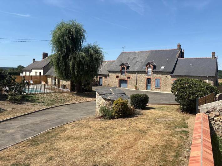 Location de vacances pour 14 personnes, avec Terrasse et Piscine à Martigné-Ferchaud