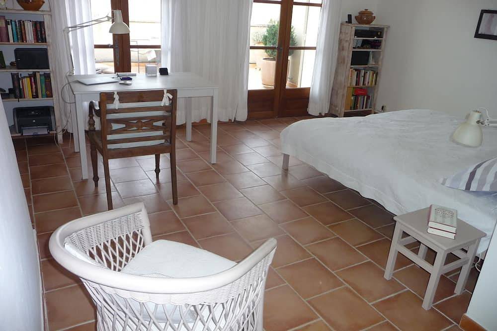 Modernes, komfortables, auf der mittelalterlichen Stadtmauer gelegenes Haus in Sablet, Vaucluse