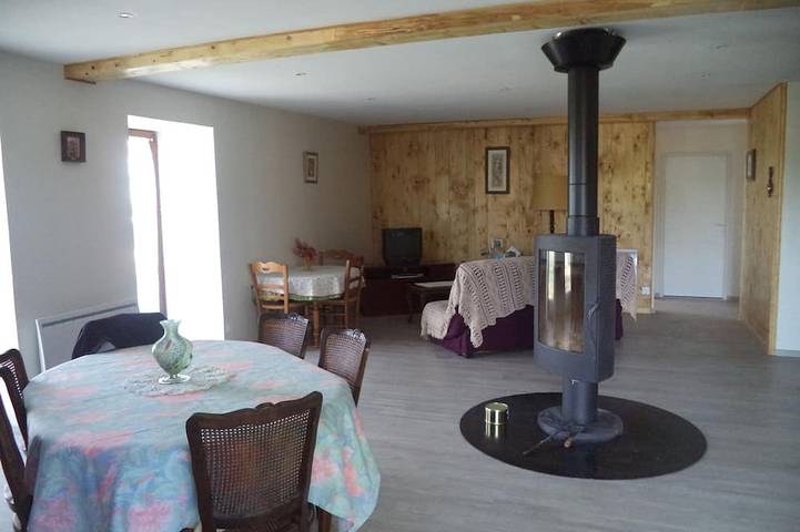 Gîte pour 12 personnes, avec terrasse dans Girgols