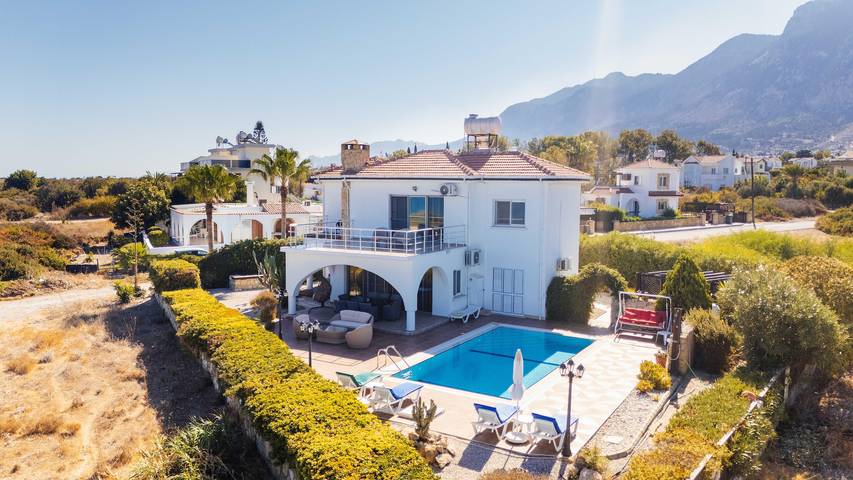 Villa for 8 people, with hot tub and garden as well as balcony in Cyprus