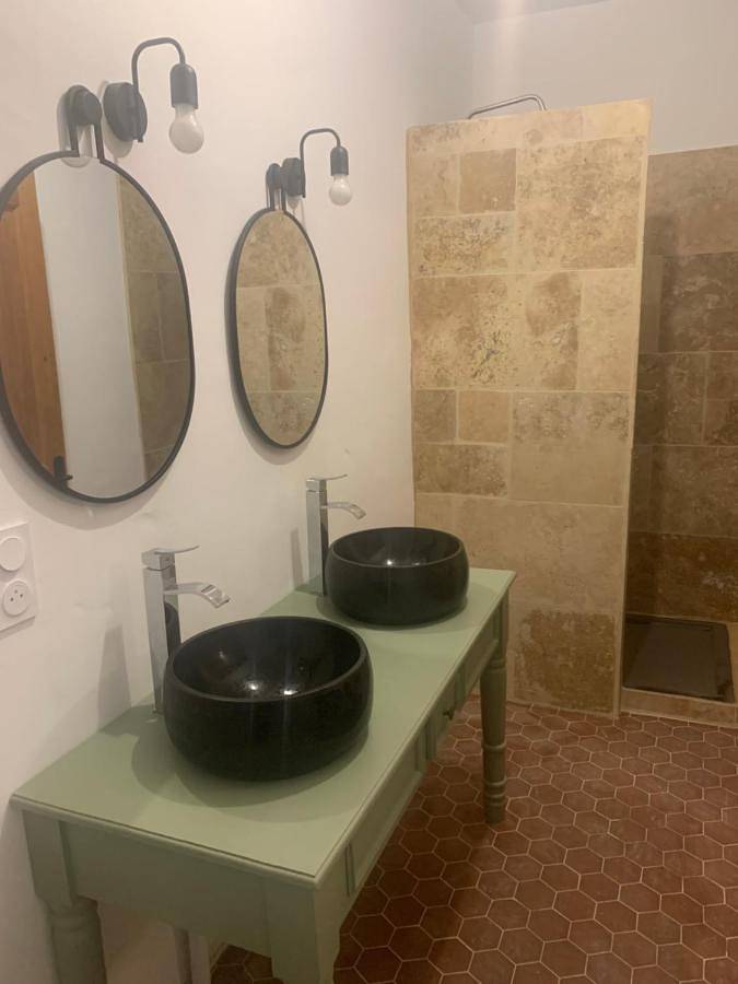 Location de vacances pour 2 personnes, avec terrasse et jardin ainsi que piscine et vue, animaux acceptés à Loriol-du-Comtat - 2