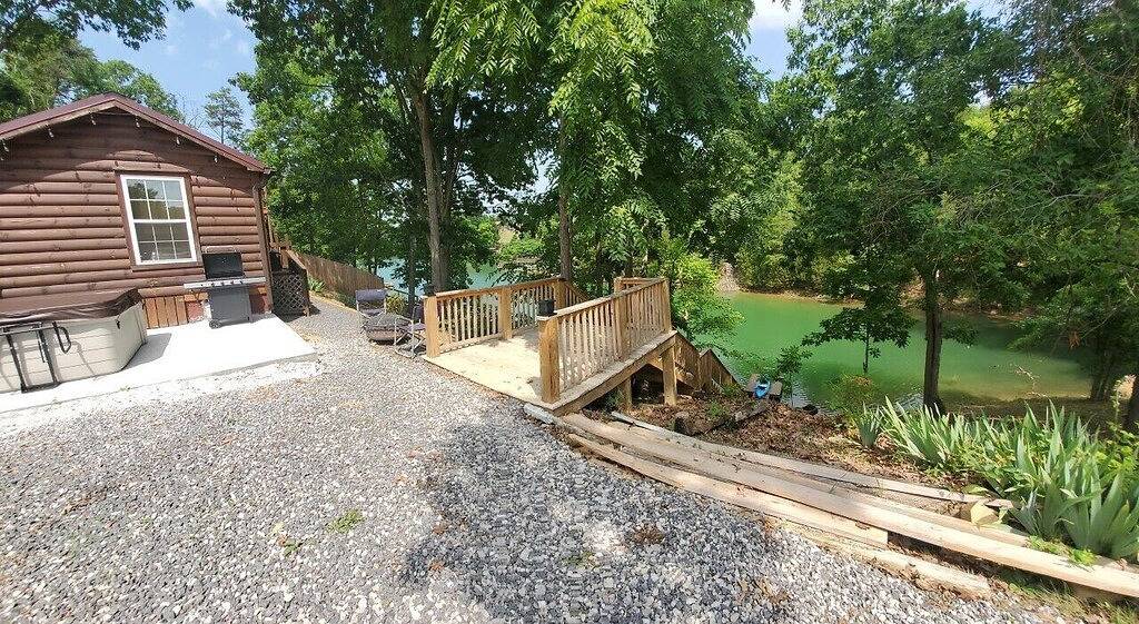 Beautiful Tiny Home log cabin on the lake - Perfect for a couples getaway! in Douglas Lake