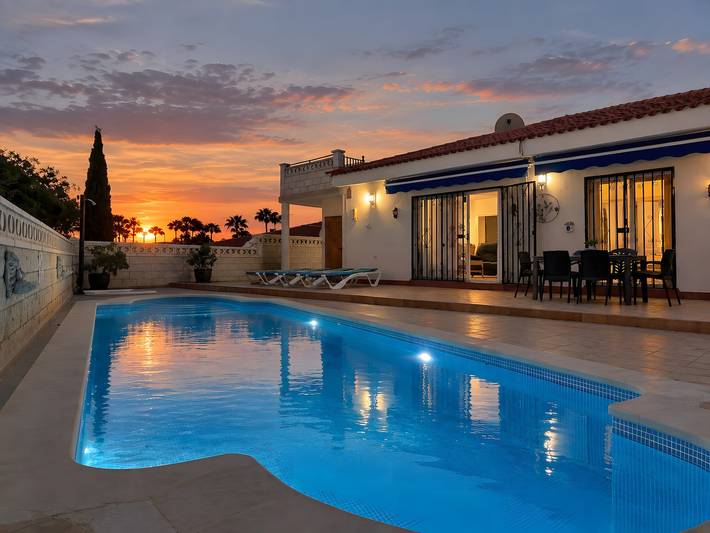 Pet Friendly Villa Azul close to the Beach with Pool, Garden, A/C and Wi-Fi in Sueno Azul, Adeje