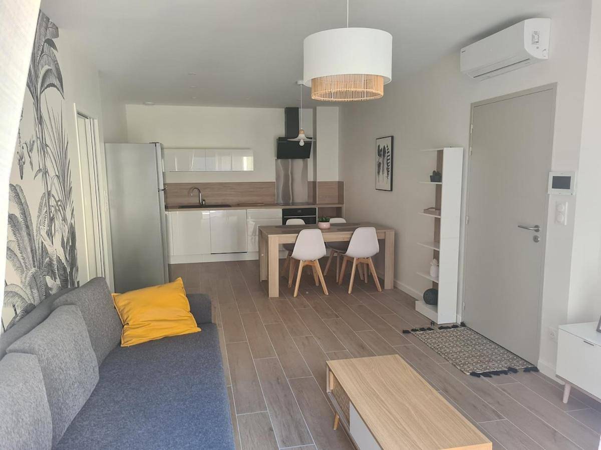 Appartement entier, One-Bedroom Apartment in Aimargues, Côte méditerranéenne (France)
