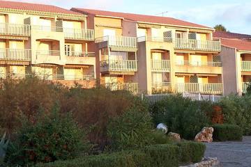 Location de vacances pour 4 personnes, avec balcon et piscine dans Plage de la Baumette