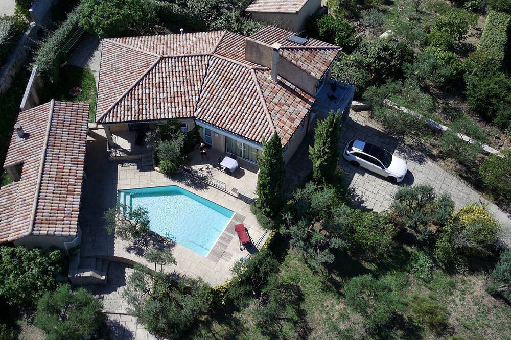 Haus mit Panoramablick und einen beheizten Pool in der Nähe von Les Vans. in Les Vans, Parc naturel régional des Monts d'Ardèche