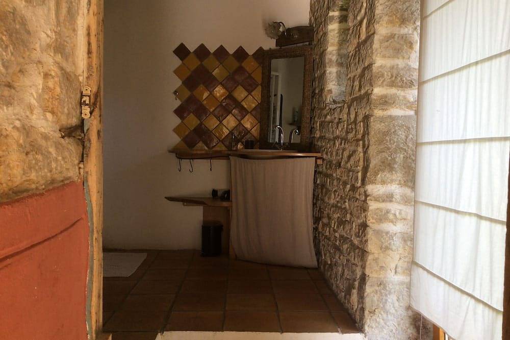 Appartement entier, Gîte rural de caractère dans petit village calme sur les flancs du Mont Poupet in Ivrey, Jura