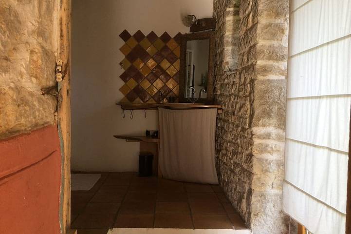 Appartement entier, Gîte rural de caractère dans petit village calme sur les flancs du Mont Poupet in Ivrey, Jura Francais