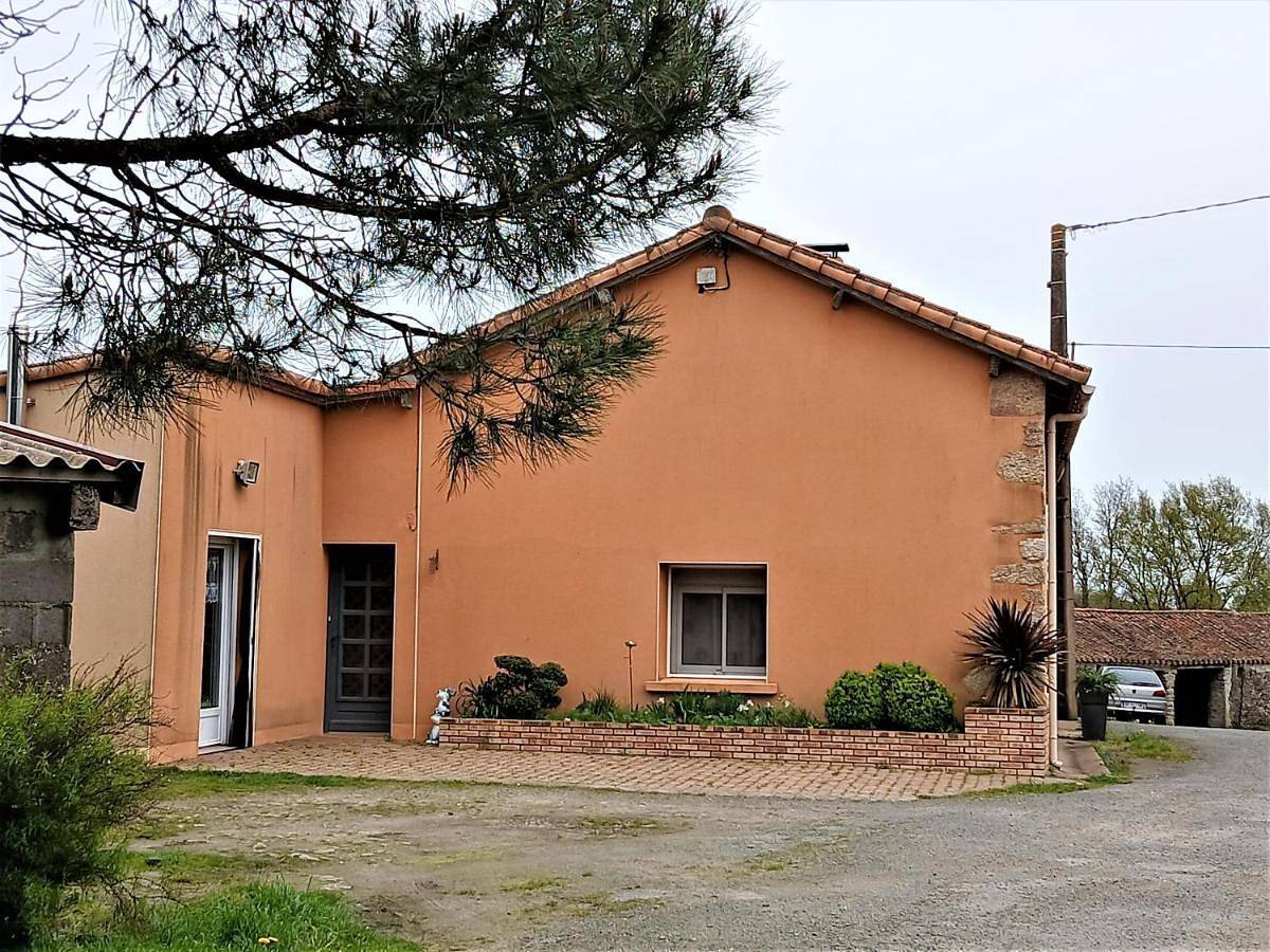 Les Chambres d'Isa, 15km du Puy du Fouu in La Chapelle-Largeau, Mauléon