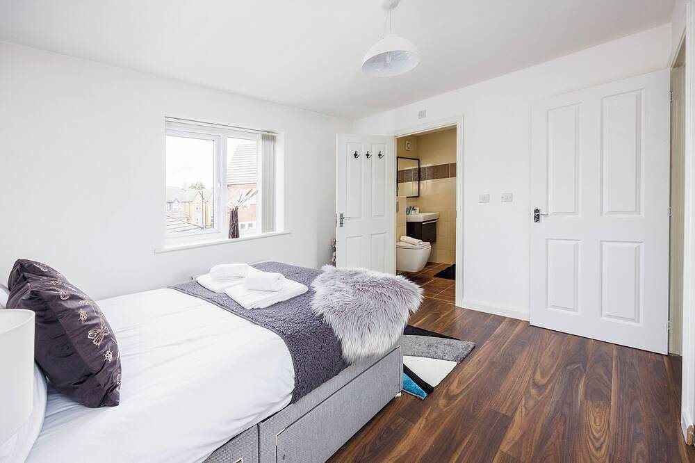 *Pristine 5 bedroom 4.5 bathroom* garden & patio* in Coventry, Birmingham Area