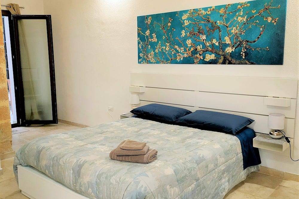Entire apartment, \"Casa Mimà\": characteristic architecture of the historic center with a modern style. in Brindisi, Salento