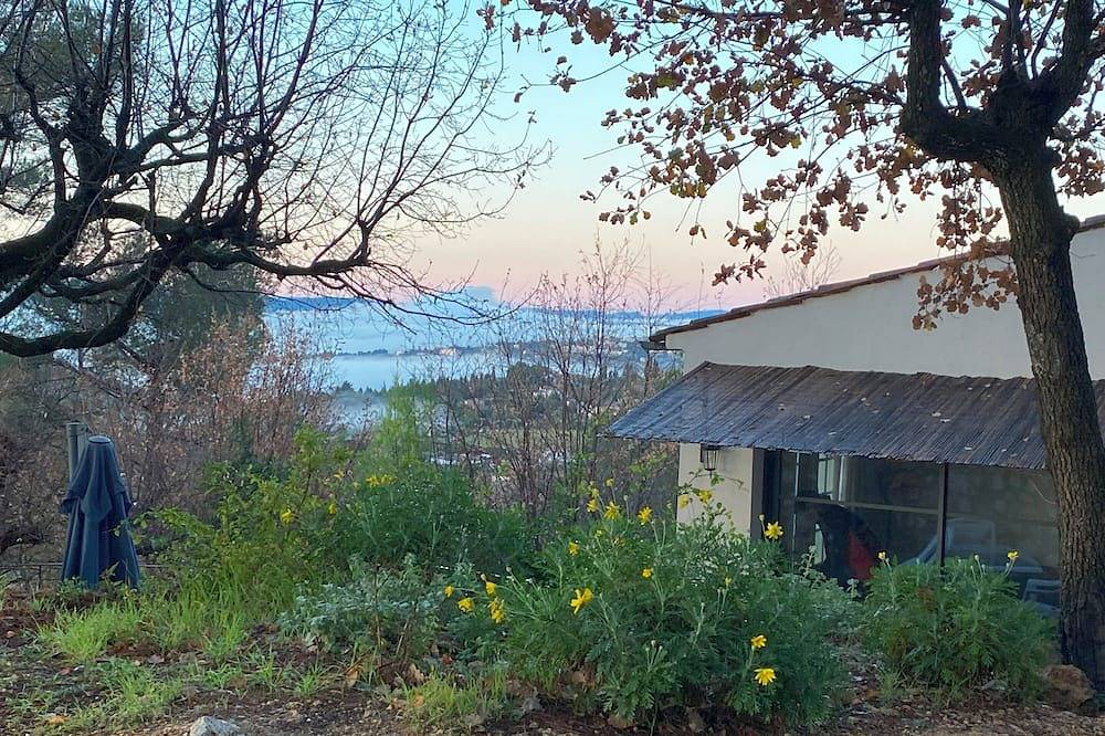 The Lodge, a haven of peace in an oak forest in Châteauneuf-Grasse, Costa mediterránea (Francia)