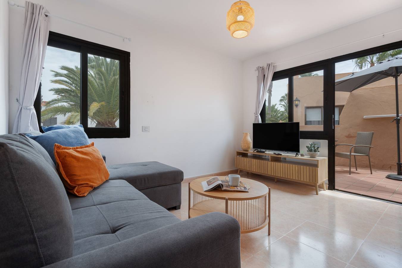 Entire apartment, Vacation 'Margarita - Oasis Duna' with Shared Pool, Balcony and Wi-Fi in Corralejo, La Oliva