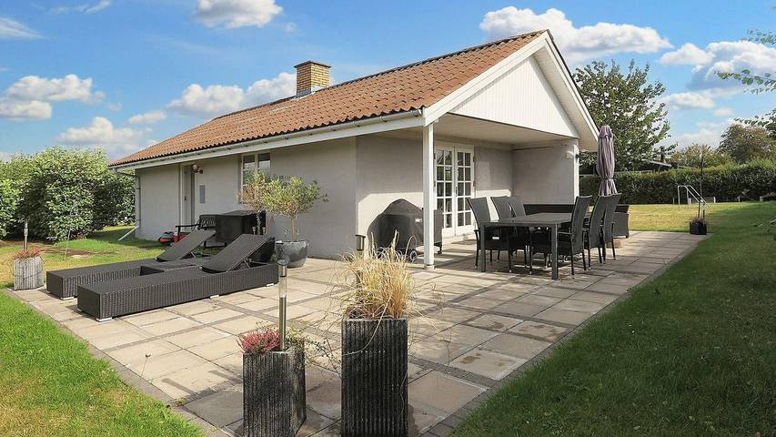 Ferieudlejning for 4 personer, med have i Enø