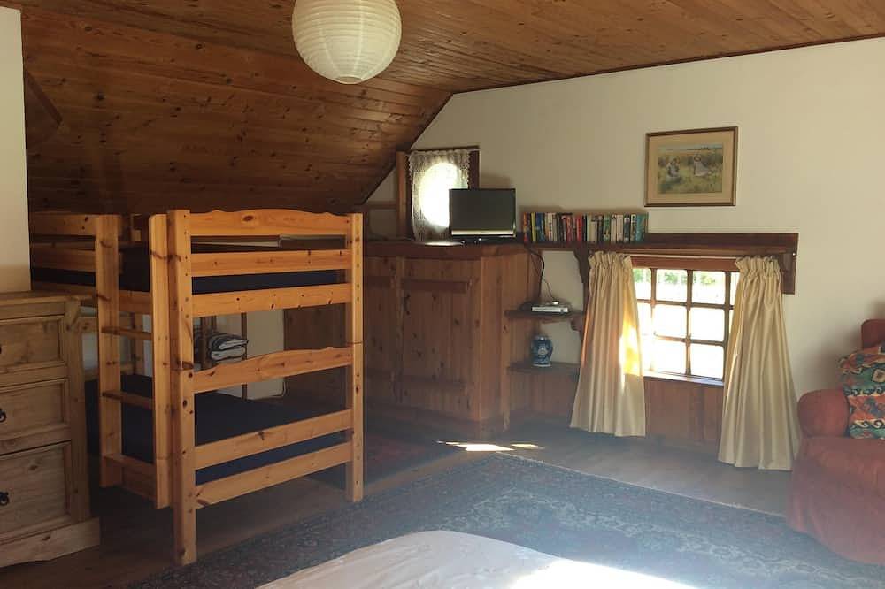 Gîte à la ferme dans un bel emplacement de montagne, piscine chauffée et bain à remous. in Campan, Pyrénées
