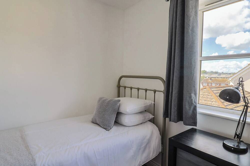 2 Lyme Mews, pet friendly, country holiday cottage in Seaton, Devon in Seaton, Devon