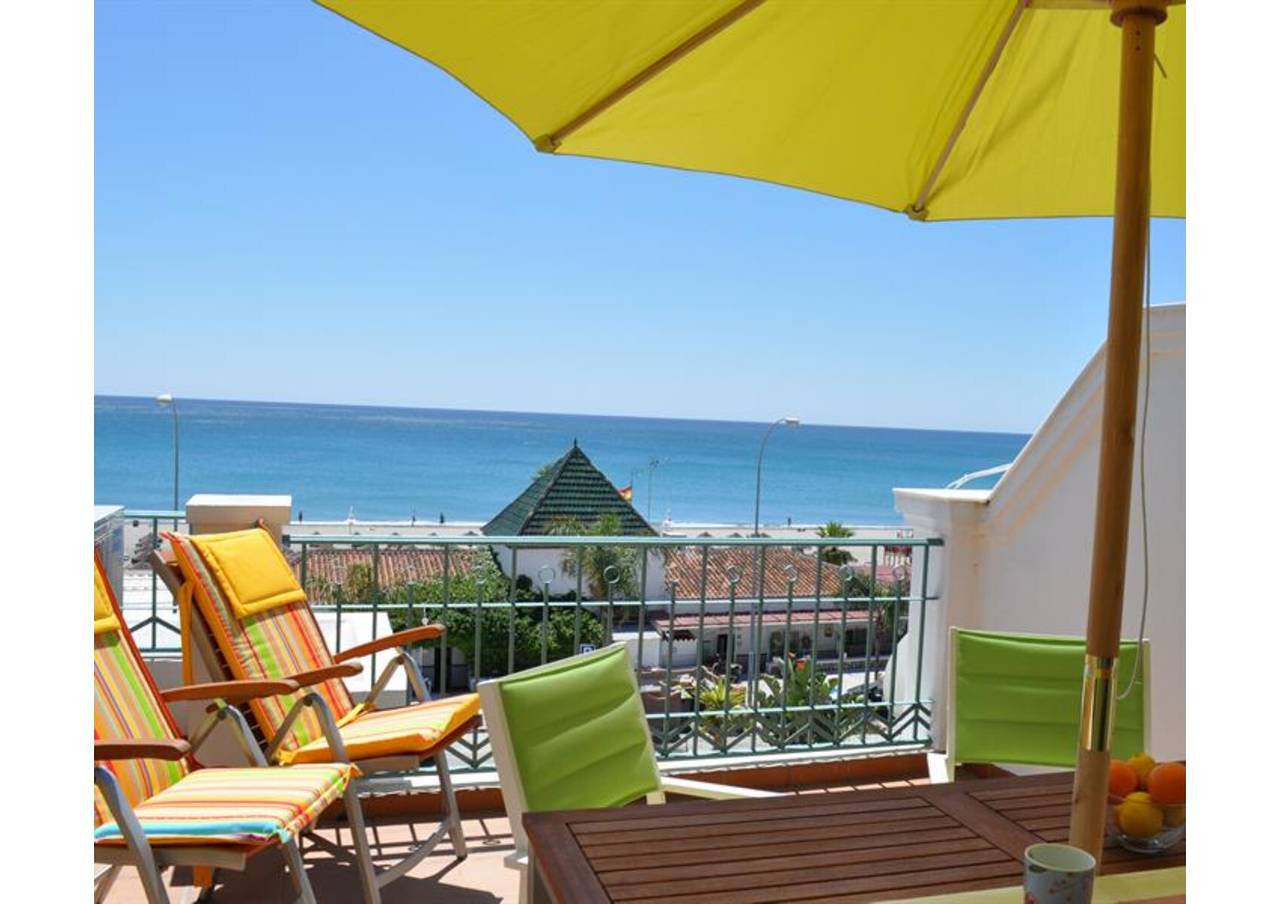 Apartamento entero, Soleado apartamento en la playa de Burriana con vistas al mar, balcón, Wi-Fi y aire acondicionado. in Playa de Burriana, Nerja